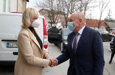 VLADA NA OBISKU V CERKNICI 022 FOTO LJUBO VUKELIČ